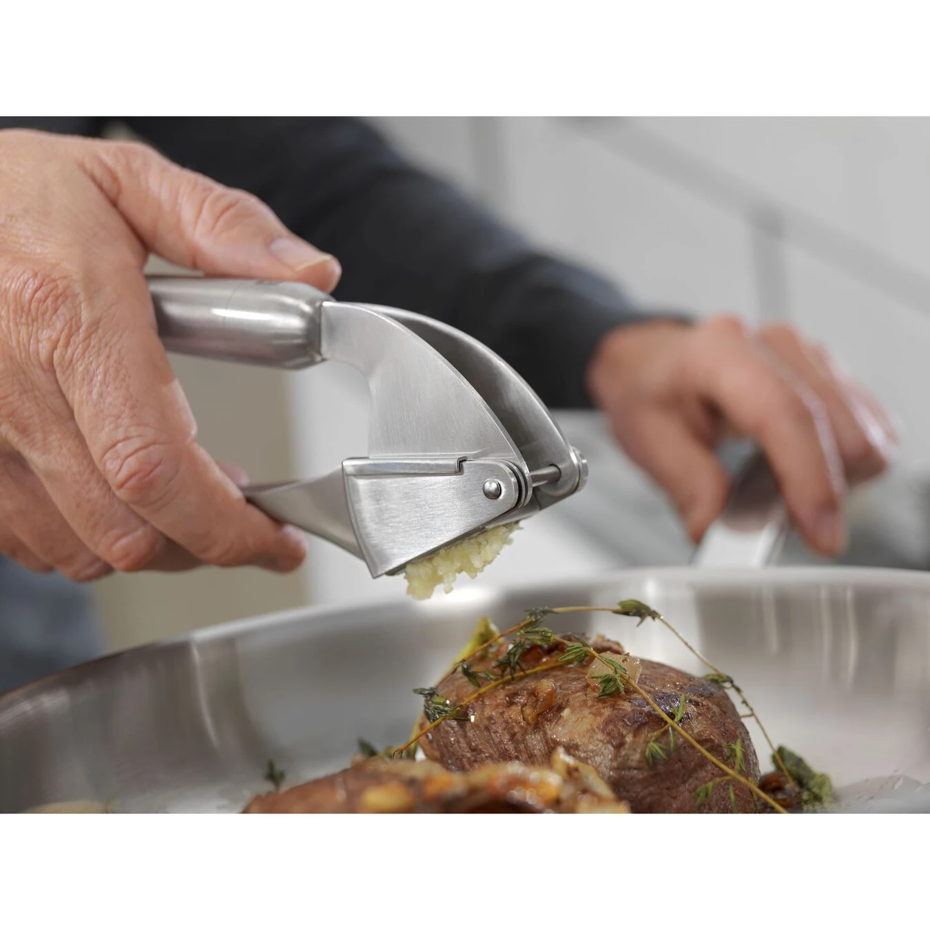 Zwilling Knoblauchpresse, 20 Cm, 18/10 Edelstahl 5 Zwilling Knoblauchpresse, 20 Cm, 18/10 Edelstahl – Bild 3